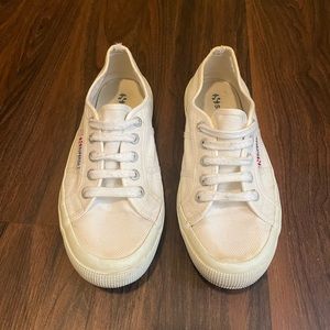 White low rise Supergas